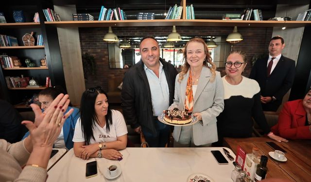 Konak’ta Muhtarlar Günü buluşmasında Başkan Mutlu’ya sürpriz