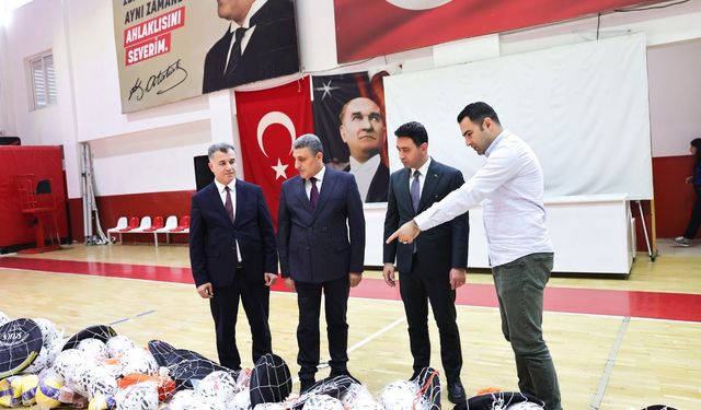 Bayraklı’da 51 okula 1,5 milyon TL’lik spor desteği
