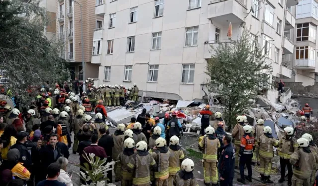 7 katlı binada çökme: Enkaz altında 7 kişi daha var!