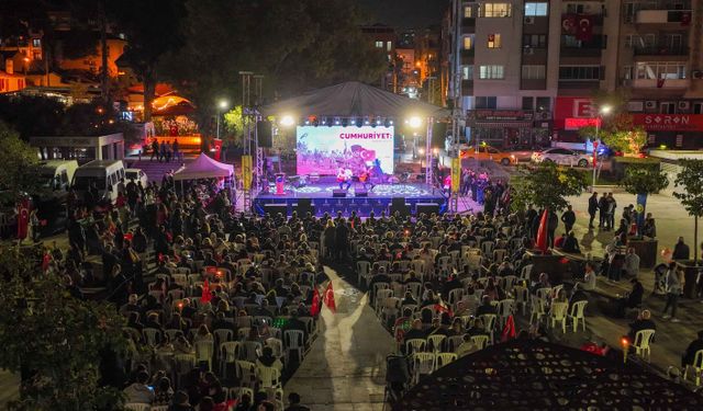 Buca’da Cumhuriyet’in 103. yılına renkli kutlama