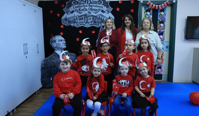 Konak’ta miniklerden 29 Ekim kutlaması