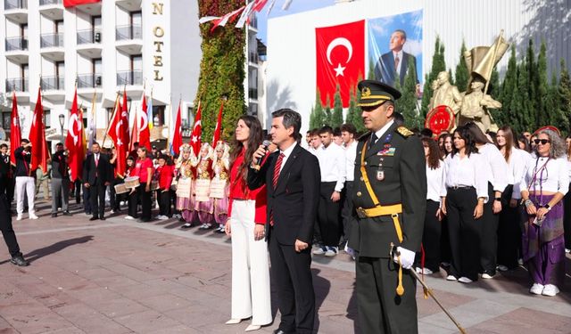 Çeşme’de Cumhuriyet coşkusu meydanlara taştı