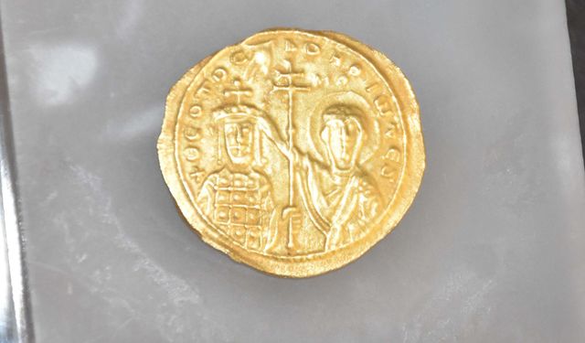 Denizden Doğu Roma dönemine ait altın sikke çıktı