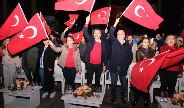 Dikili ve Çandarlı’da Cumhuriyet coşkusu meydanlara taştı