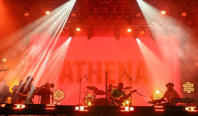 KoçFest finalinde Athena sahne aldı