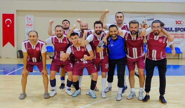 İKÇÜ Personel Futsal Takımı İzmir şampiyonu oldu