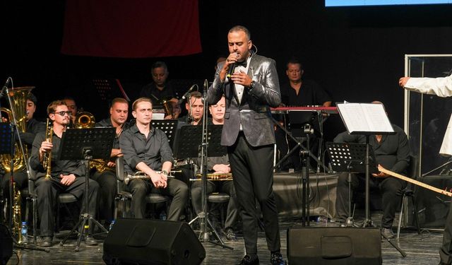 Gaziemir’de kültür sanat sezonu açıldı: Ünal Işık’tan dikkat çeken sözler