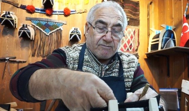 Nurettin usta minyatür semerlerle mesleğini yaşatıyor