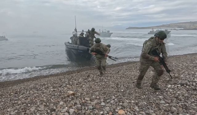 İzmir'de komandolardan 'deniz hücum harekatı' eğitimi
