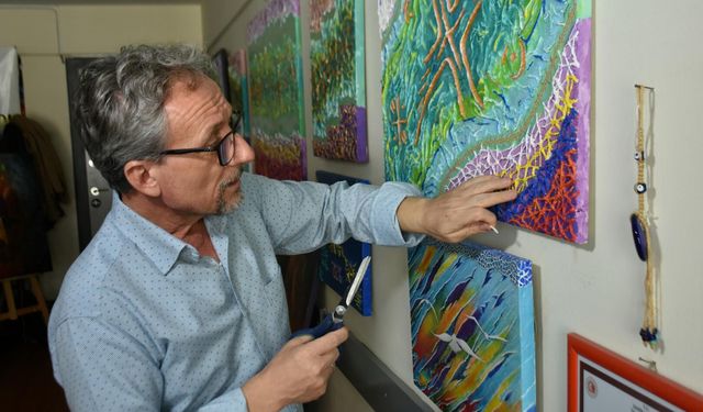 Emlak ofisinde sıra dışı sanat: Islak mendilden tablo yapıyor!