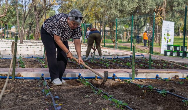 Toprakla yeniden hayata tutundu: İlk mahsulünü Başkan Tugay’a götürecek