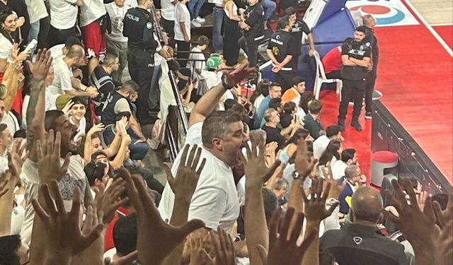 Karşıyaka Başkanı Tusder yine taraftar tribününde!