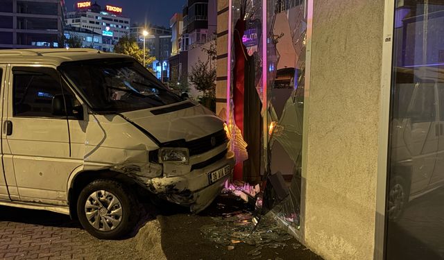 Kayseri’de otomobil ile minibüs çarpıştı: 2 yaralı