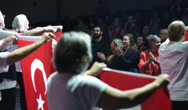 Konak’ın çınarlarından Cumhuriyet’e anlamlı gösteri