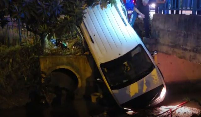 Kozan’da kanala düşen hafif ticari araçta 2 kişi yaralandı