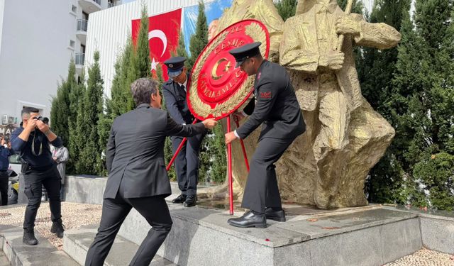 Çeşme’de Cumhuriyet’in 103. yıl kutlamaları çelenk sunma töreniyle başladı