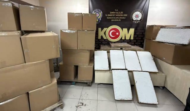 İzmir’de minibüsten 1 milyon 100 bin makaron çıktı