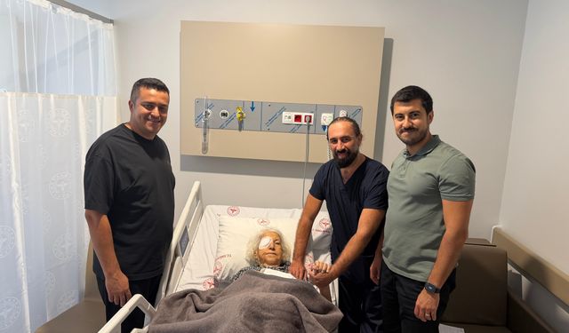 Marmaris’te 93 yaşındaki hastaya başarılı katarakt ameliyatı