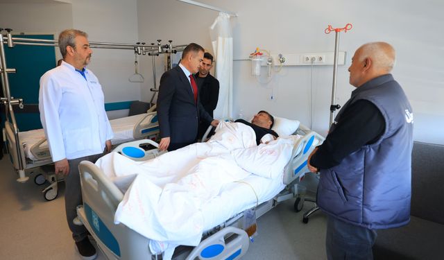 Muğla Valisi Akbıyık, kazada yaralanan muhtarı ziyaret etti