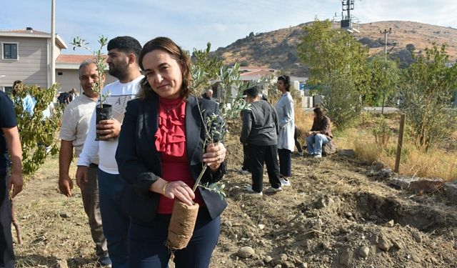 Menemen’de yürekleri ısıtan buluşma: Birlikte ürettiler, fidan diktiler!