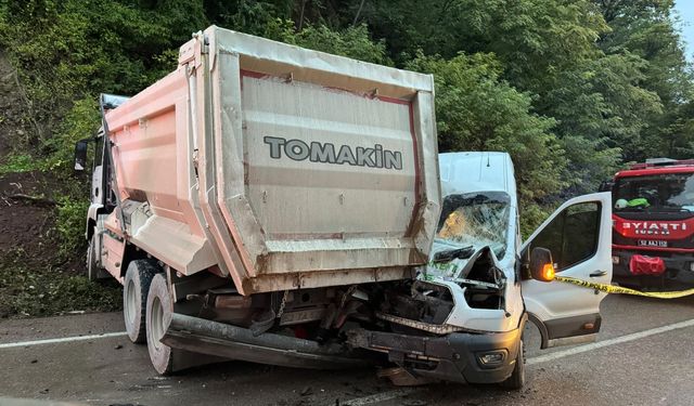 Ordu’da öğrenci minibüsü kamyona çarptı