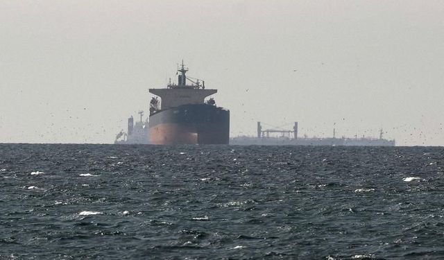 Hürmüz Boğazı’nda petrol tankeri mühimmatla vuruldu