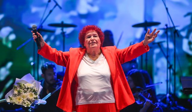 Bornova’da Selda Bağcan rüzgarı esti!