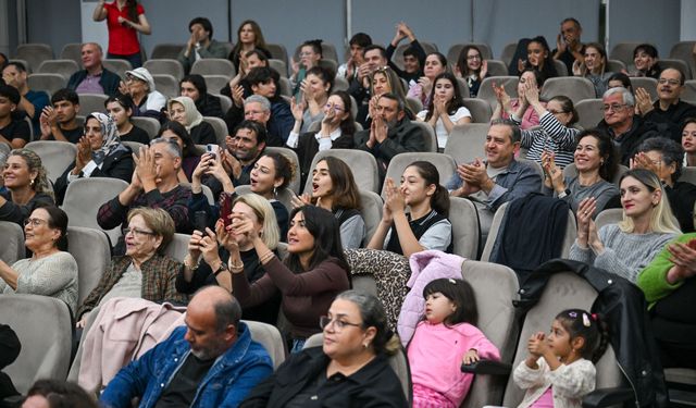 Bornova'da Cumhuriyet coşkusu çocuklarla başladı