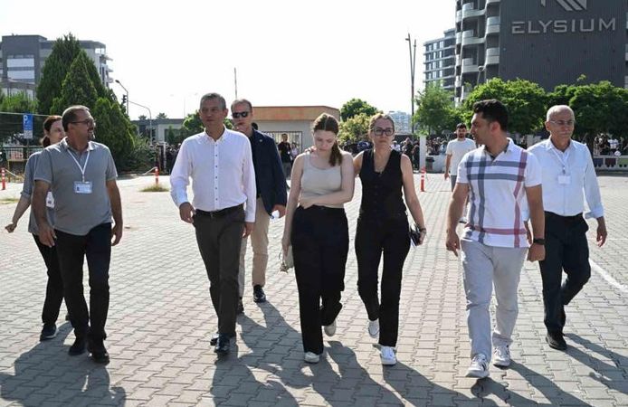 Özgür Özel'den duygulandıran destek: Nehir Zeyrek’i sınava kendi götürdü!