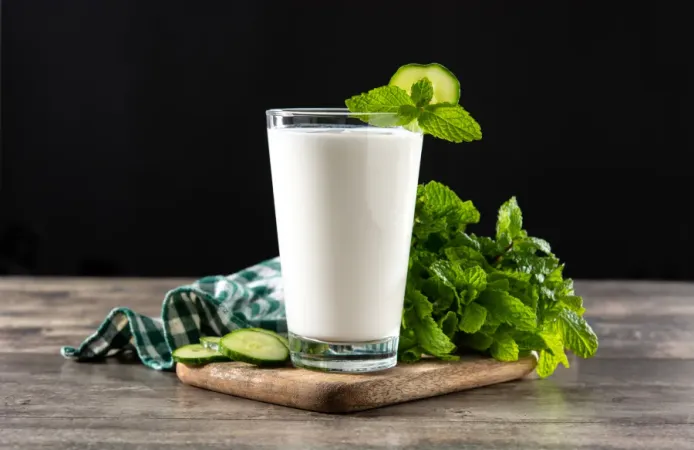 Yaz sıcaklarına birebir: 3 malzemeyle ev yapımı maden sulu ayran!