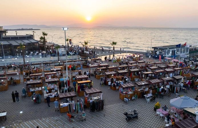 Güzelbahçe gece pazarı yenilenen haliyle kapılarını açtı