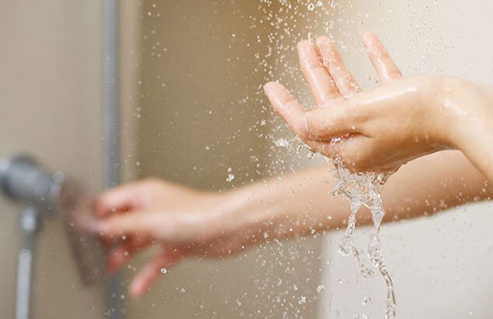 Yazın soğuk mu sıcak duş mu almalı? Cevap burada!