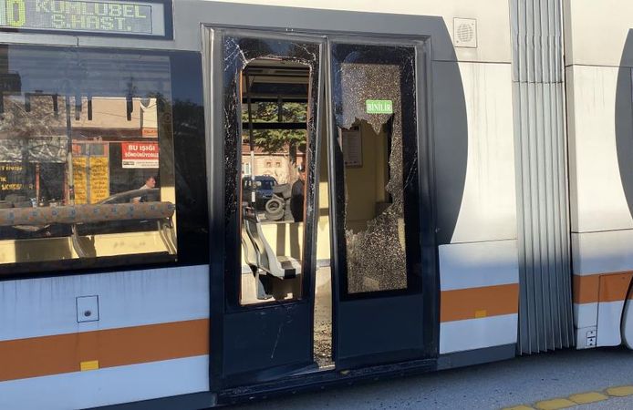 Tramvay ve servis çarpıştı: Yaralılar var