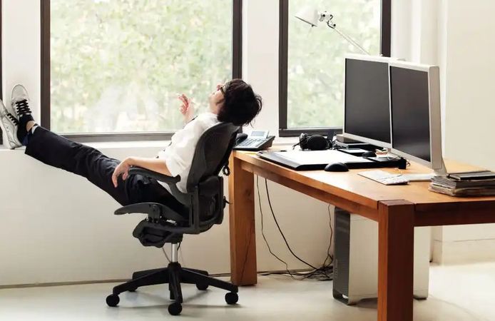 'Dik otur' tavsiyesi aslında yanlış mı? İdeal oturma şekli sandığınızdan çok farklı!