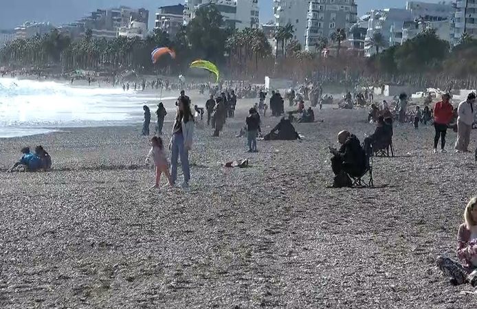Antalya’da yağmur bitti, güneşi gören sahile koştu!