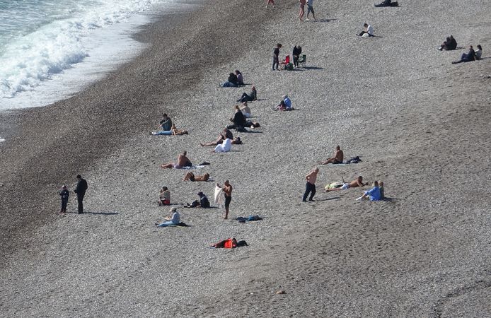 Dün fırtına vardı, bugün yaz geldi: Antalya’da 17 dereceyi gören sahile koştu!