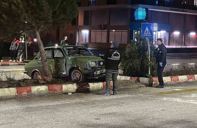 Otomobil yayalara çarptı: 3 yaralı