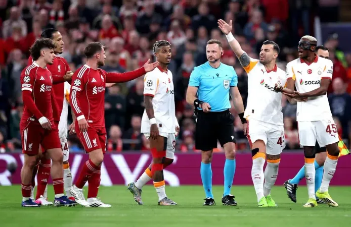 Galatasaray'da Osimhen şoku: Kolu alçıya alındı, rotası Nijerya!