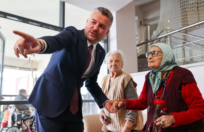 Buca’nın genç başkanı, asırlık çınarların hayır duasını aldı!