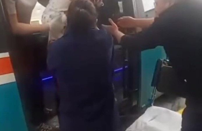 Yolculuk sırasında sancılanan kadın doğum yaptı