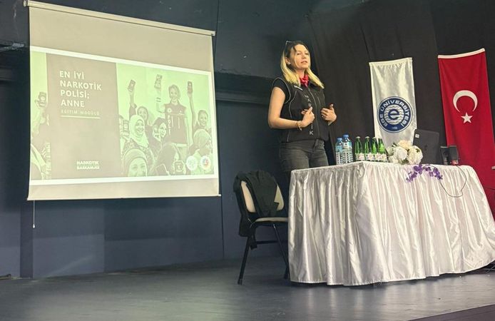 Çeşme'de üniversite öğrencileri ve personeline eğitim