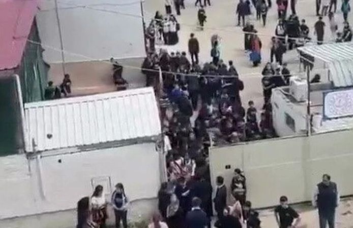 Adana'da okul çevresinde silah sesleri: Öğrenciler dışarı fırladı, veliler okula koştu!