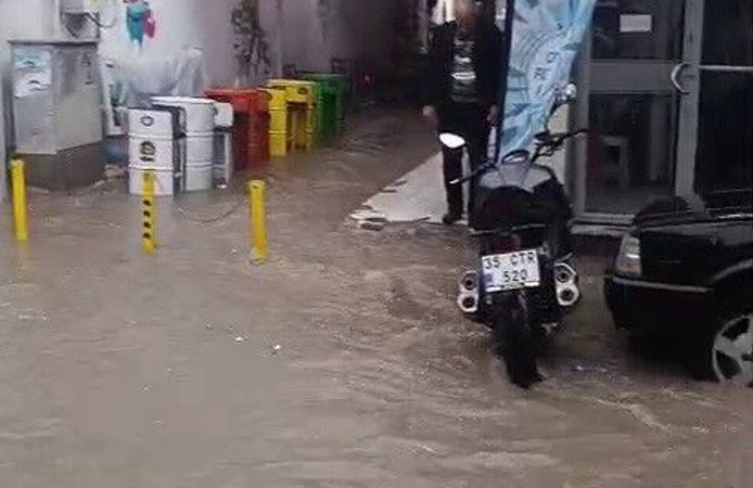 Dikili’de sağanak yağmur hayatı felç etti