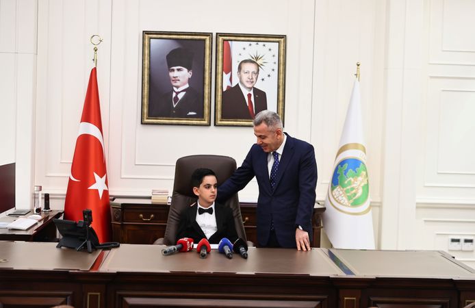 İzmir Valisi makamını öğrenciye devretti