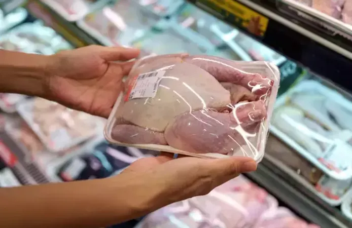 Mutfaktaki asırlık hata: Çiğ tavuğu yıkamak neden tehlikeli?