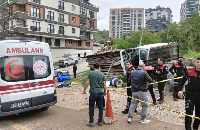 1 Mayıs’ta acı olay: Kamyonun altında kalan 2 işçi yaşamını yitirdi