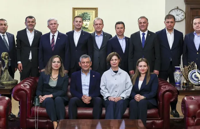 CHP’Lİ Büyükşehir Belediye Başkanlarından Özgür Özel’e tam destek