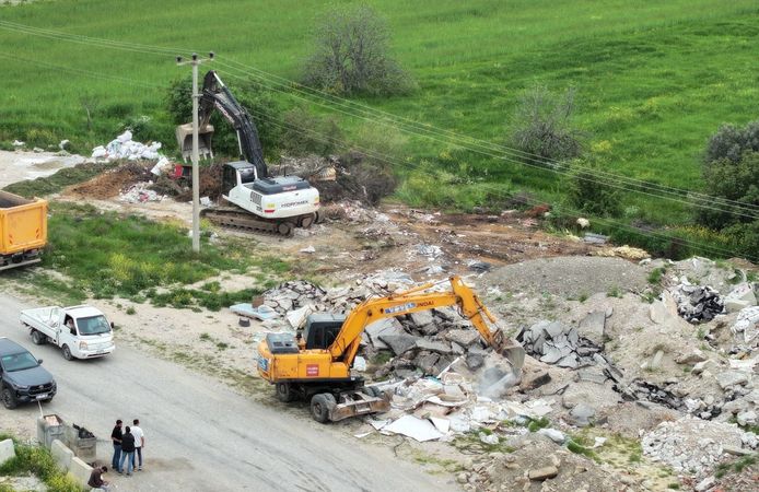 Vatandaş bildirdi, kaçak moloz dökülen alan hızla temizlendi