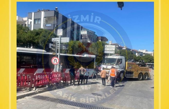 İzmir Konak'ta ESHOT otobüsü çukura düştü: Cadde trafiğe kapatıldı
