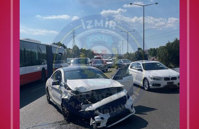 İzmir’de trafik kazası: Gaziemir kavşağı'nda uzun araç kuyrukları oluştu